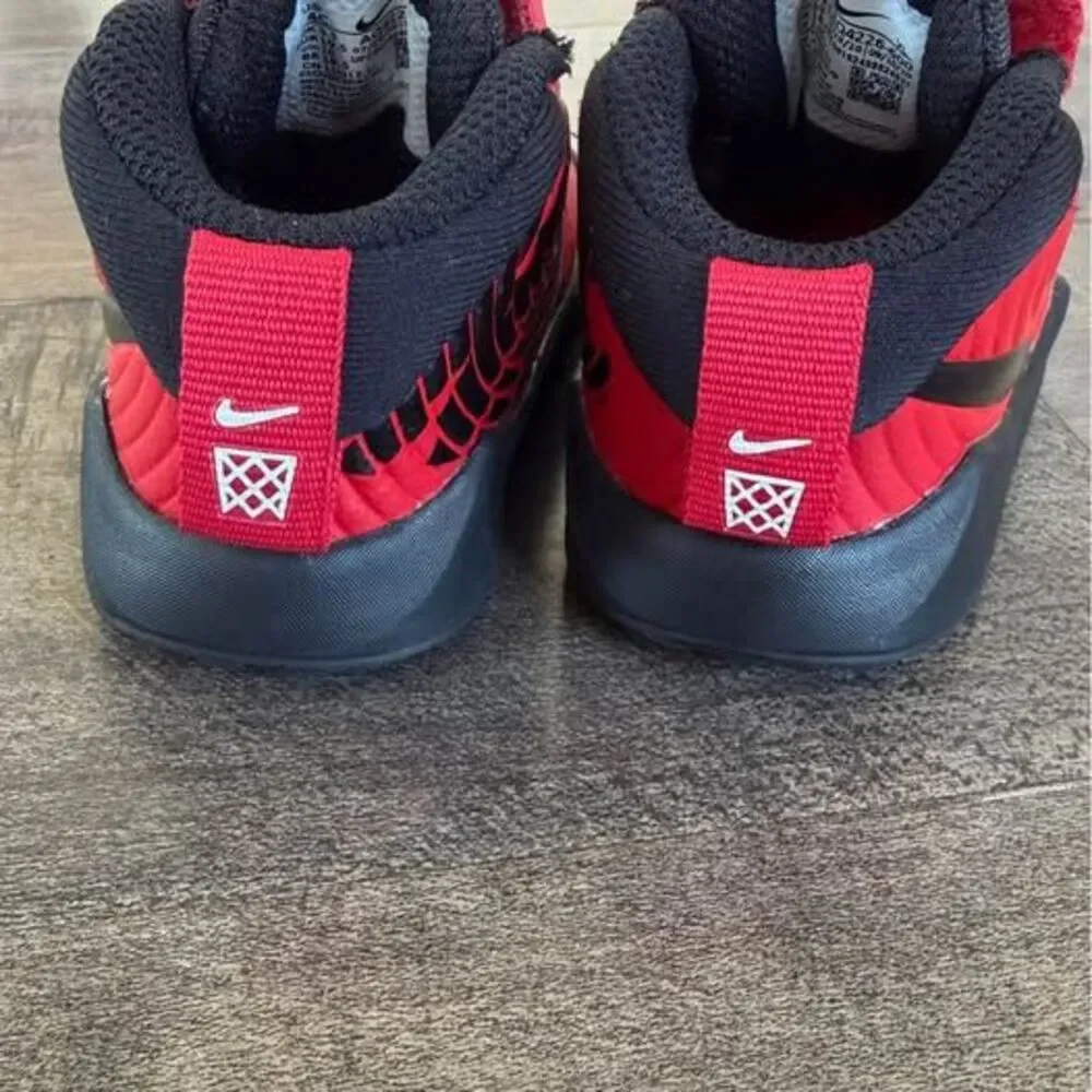 Nike Toddler Team Hustle D 9 basketball shoes size 4c
